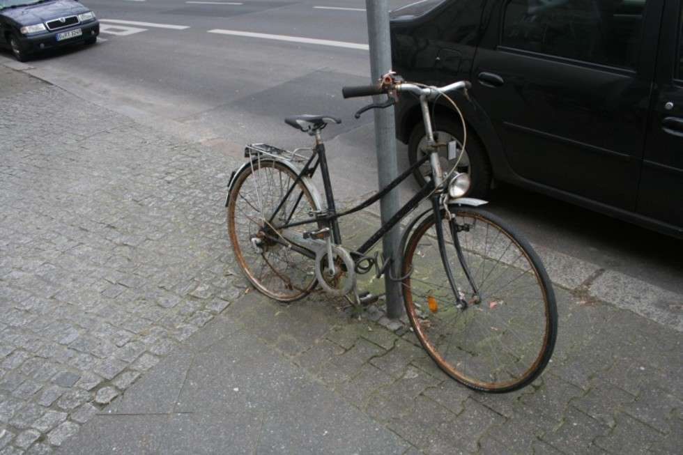  Stare, zdezelowane rowery są najczęściej spotykanymi śmieciami na ulicach Berlina. Ten stoi przy znaku drogowym już co najmniej od kilku miesięcy