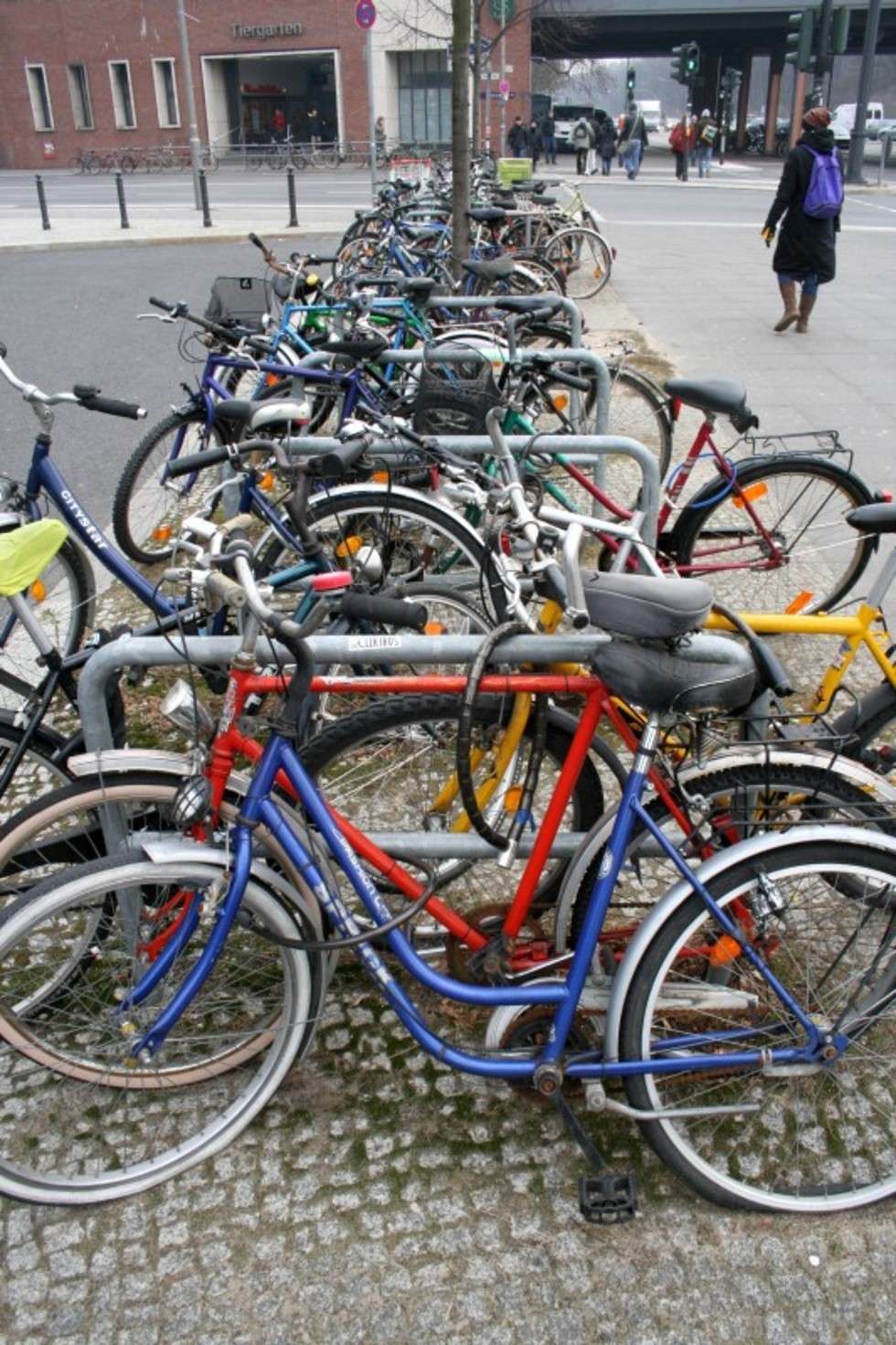  O popularności rowerów świadczą miejsca takie jak to na 17. des Juni Strasse - całkowicie zastawione rowerami