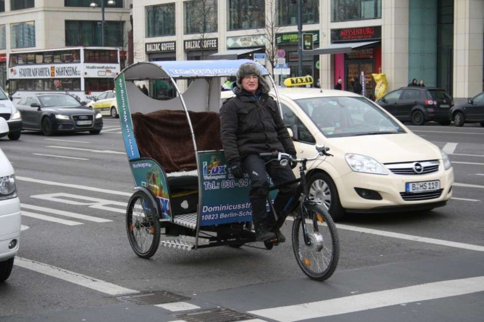  Po mieście mimo zimy regularnie jeżdżą też ryksze - rowerowe taksówki