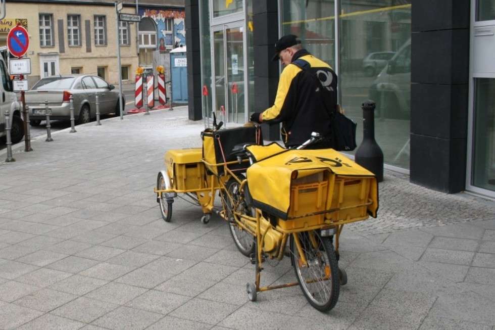  Również listonosze pracujący w zatłoczonym centrum Berlina korzystają z rowerów. Ten jest wyposażony w wersję z przyczepką