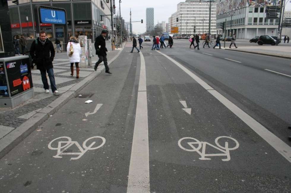  To oczywiste, że na prawie każdej każdej ulicy są ścieżki rowerowe. W niektórych miejscach (na zdjęciu Alexanderplatz) są nawet specjalne pasy dla rowerzystów przemierzających skrzyżowania w różnych kierunkach