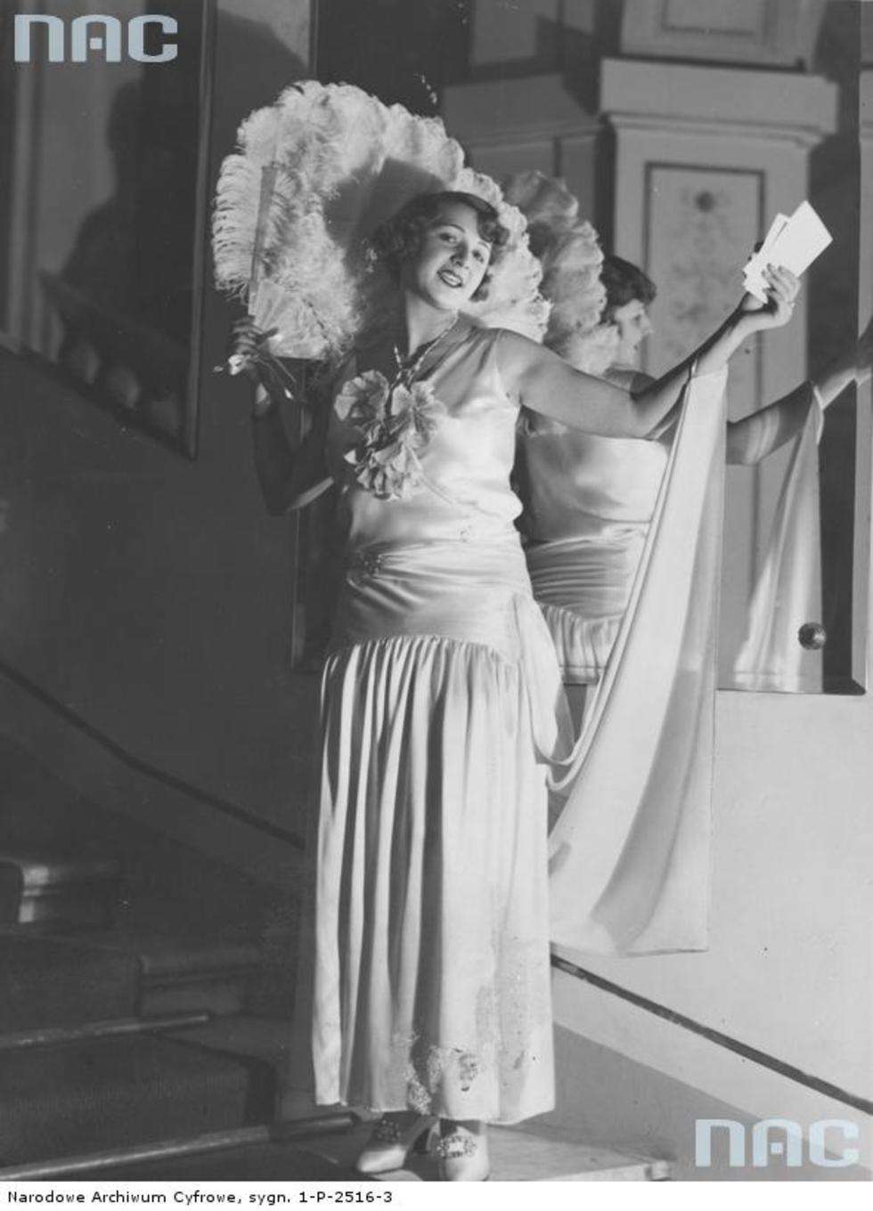  Przedwojenni fotoreporterzy „Kuriera Codziennego” polowali na balach nie tylko na aktorki ale i znane piosenkarki. Tu Mary Gabrielli, artystka kabaretowa. Na tańcach zorganizowanych 11 stycznia 1930 Gabrielli została wybrana „wicekrólową mody”. 