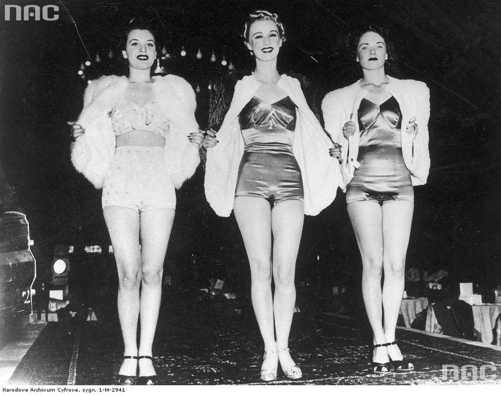  A teraz coś dla dorosłych, czyli bielizna i golizna. W lipcu 1939 w Nowym Jorku na pokazie mody prezentowały się modelki ubrane w śmiałe jak na tamte czasy kreacje wraz z krótkimi futerkami.