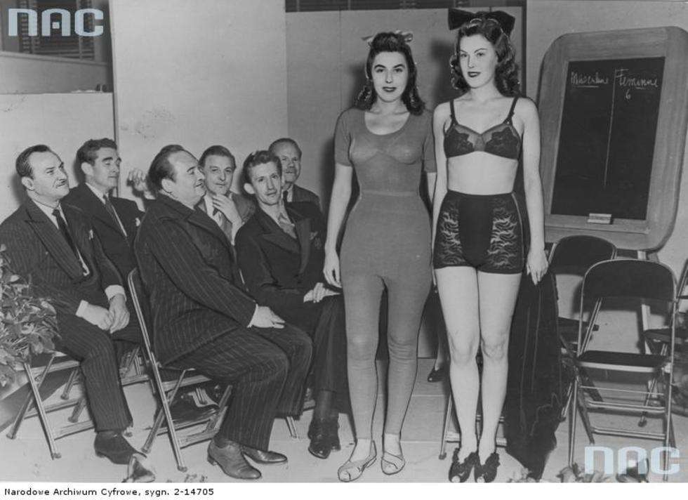  Zdjęcie zrobione półtora roku później, w listopadzie 1940 roku. Modelki prezentują jedno i dwuczęściową bieliznę. Nie wiadomo gdzie zorganizowano ten pokaz i z jakiej okazji. Sądząc po minach panów na widowni – prezentacja się udała.