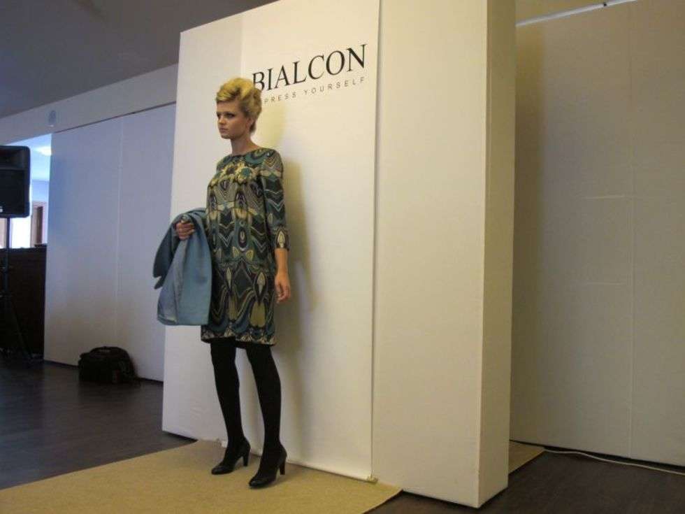  
– Kocham ubiory Bialconu, a szczególnie bardzo odważne, wspaniałe wzory i kolory Rabarbaru. Klientki są zachwycone kolekcjami Barbary Chwesiuk – mówi Grażyna Dworak z firmy Vertigo, która odpowiada za promocję marki Bialconu w mediach.