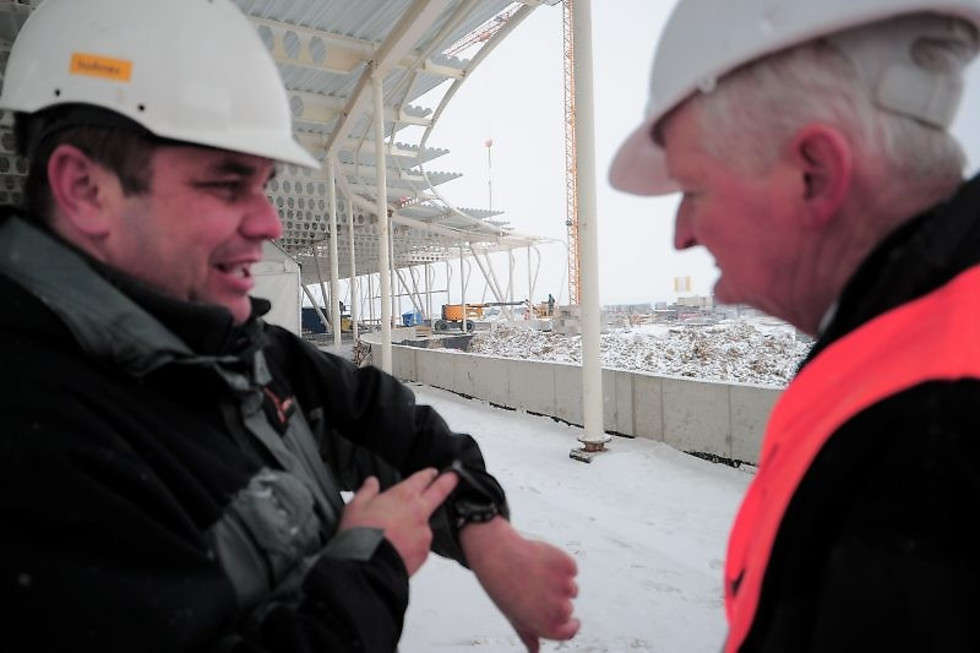  Kierownik budowy Tadeusz Kozyra na bieżąco sprawdza tempo prac