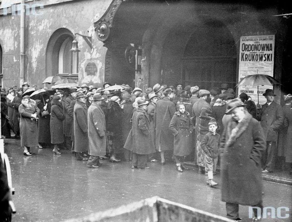  Kolejka do kasy prowadzącej przedsprzedaż biletów na koncert Jana Kiepury.
Kraków, styczeń 1935 r.

