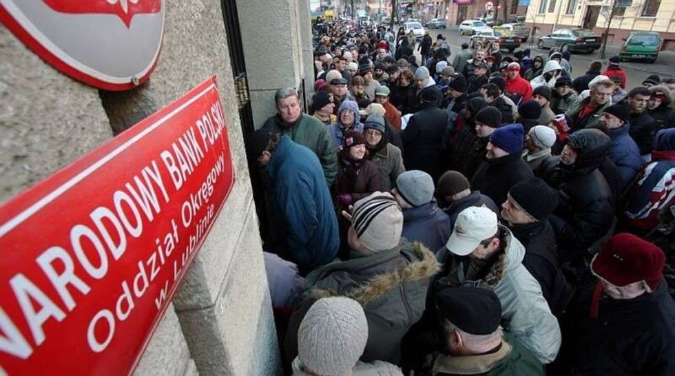  Kolejka przed siedzibą NBP w Lublinie. Kilkaset osób ustawiło się w nocy , by kupić nową monetę 20-złotową. 
Lublin, ul. Szopena, 16 stycznia 2008 r.
