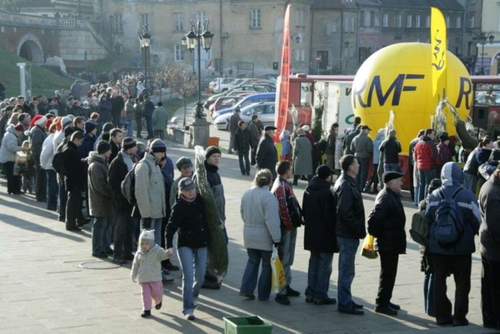  Kolejka po choinki, które rozdawało RMF FM .
Lublin, Plac Zamkowy, 15 grudnia 2006 r.

