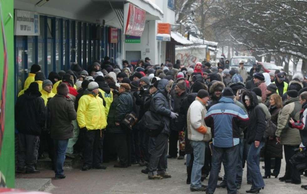  
Ponad sto osób stoi w kolejce na ul. Głębokiej przed Towarzystwem Budownictwo Społecznego  TBS NOWY DOM.
Lublin, 14 stycznia 2010 r. 

