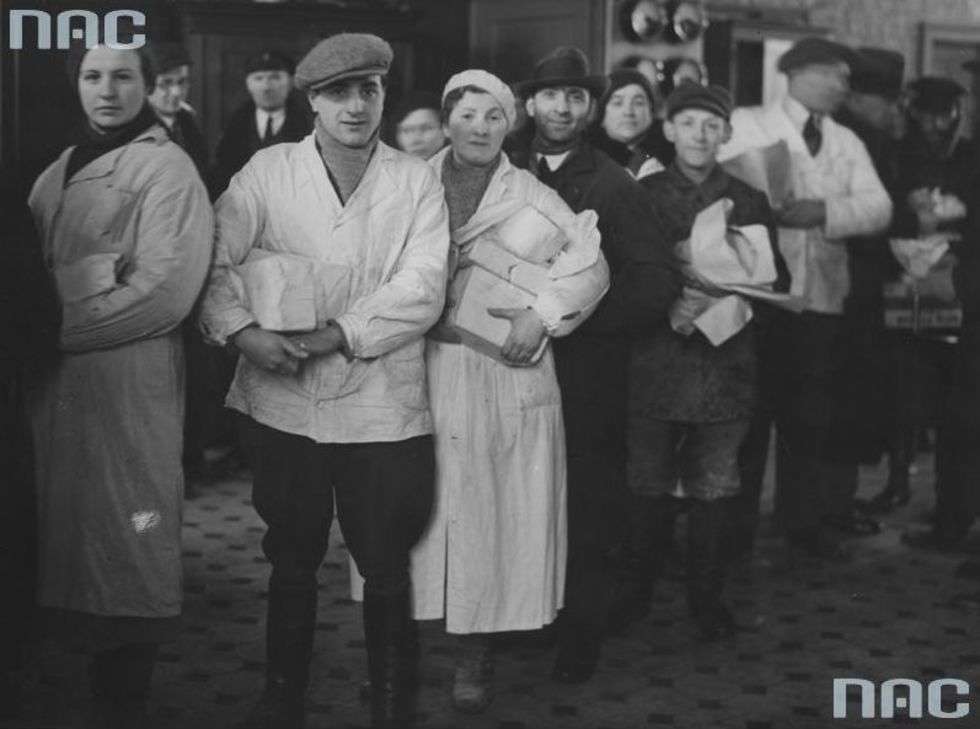  Badanie jakości masła. Na zdjęciu kolejka właścicieli stoisk z nabiałem.
Warszawa, marzec 1937 r. 
Autor zdjęcia nieznany.
