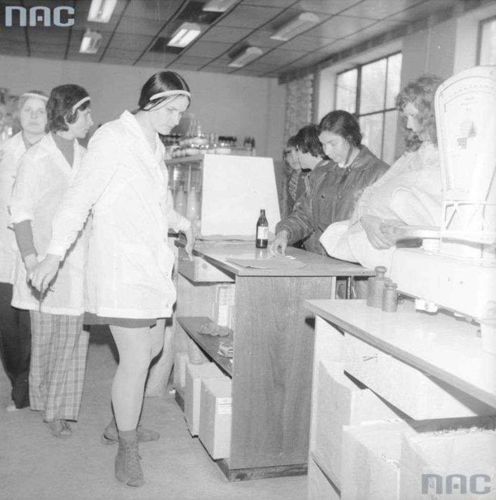  Praktykantki podczas pracy za ladą sklepową.
Sklep spożywczy w Radwanicach, 18 kwietnia 1975 r.
Fot. Rutowska Grażyna
