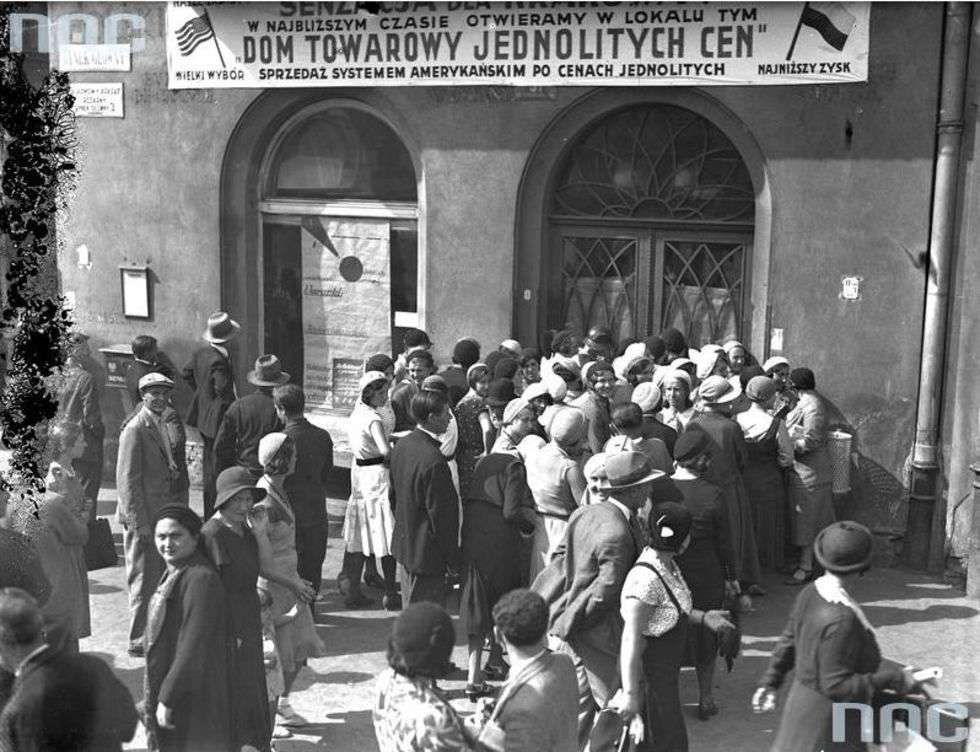  Kolejka przed budynkiem w którym wkrótce będzie otwarty "Dom Towarowy Jednolitych Cen" na Rynku Głównym w Krakowie.
Kraków, wrzesień 1932 r.
