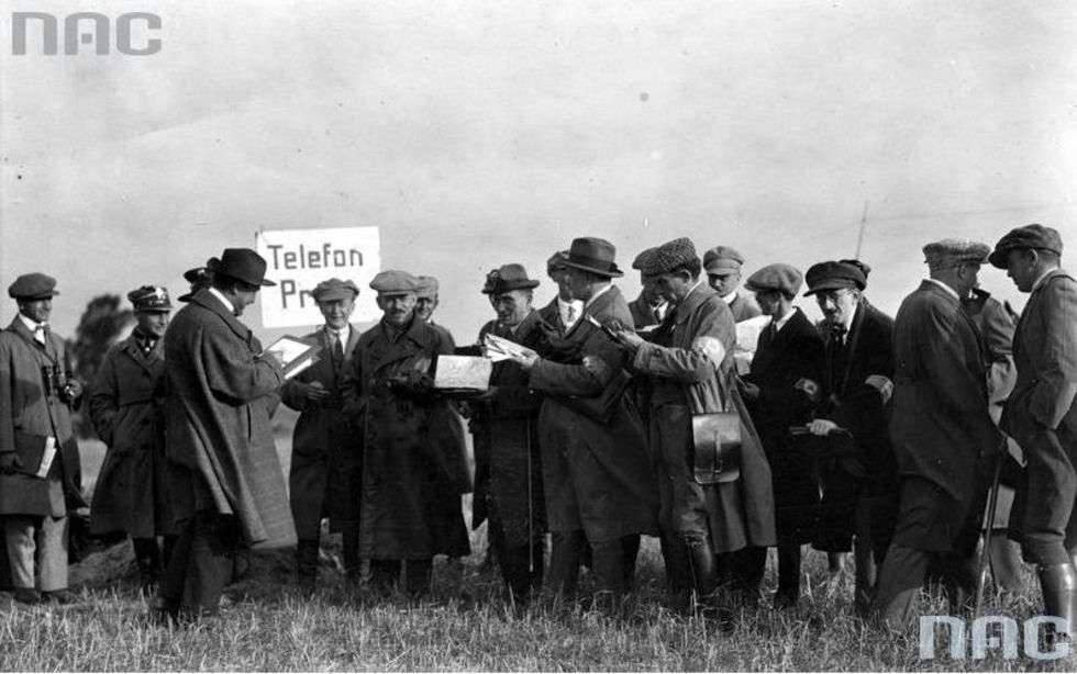  Tytuł tematu: Grupa dziennikarzy prasy polskiej i zagranicznej w kolejce do telefonu na wzgórzu pod Kowalewem.
Kowalewo, sierpień  1925 r.
