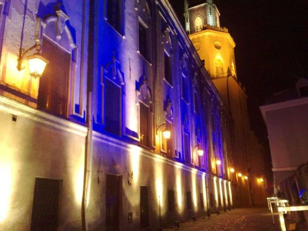  Dzień przed przyjazdem prezydenta Bronisława Komorowskiego wzdłuż ulicy Jezuickiej ustawiono żółte i niebieskie reflektory.