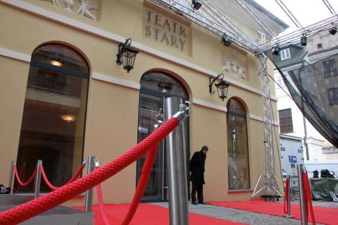 Czerwony dywan przygotowany dla gości Teatru Starego w Lublinie