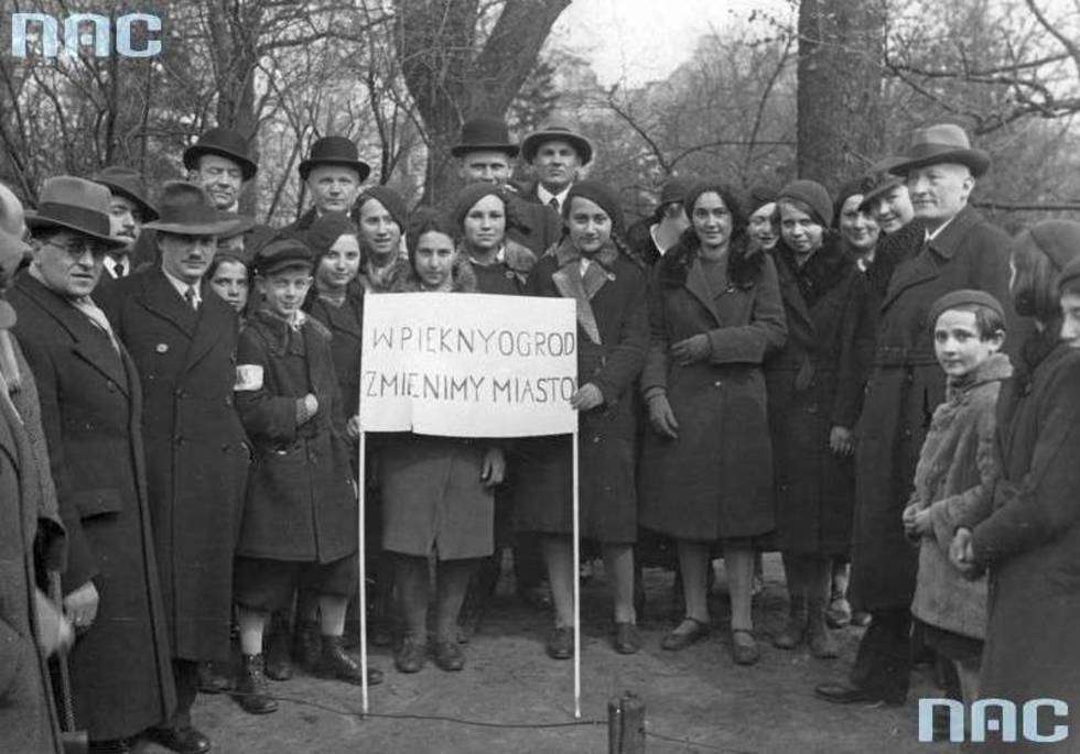  Uczniowie z transparentem propagandowym z napisem: "Piękny ogród - zmienimy miasto". Zdjęcie zrobione w Warszawie 15 kwietnia 1935 roku. 