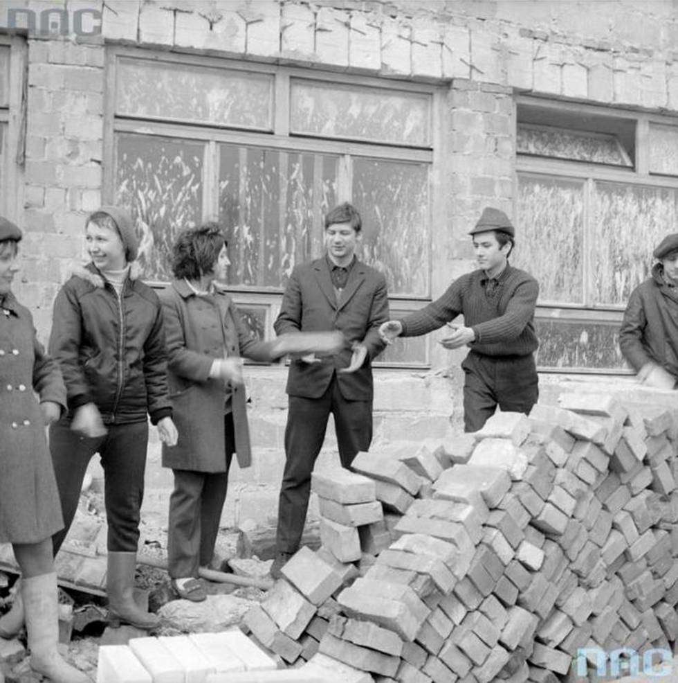  12 kwietnia 1970 roku w czynie społecznym mieszkańcy układali cegły. Zdjęcie wykonane przez zakład fotograficzny Grażyny Rutkowskiej. 
