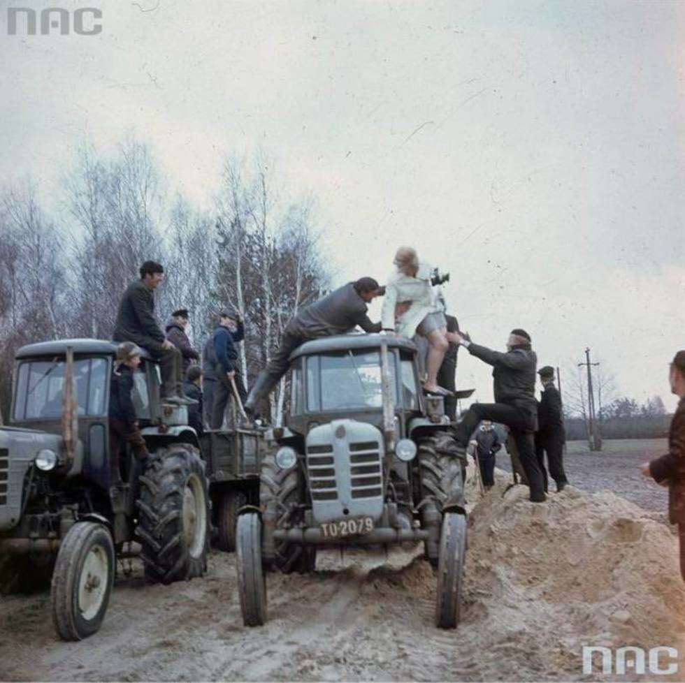  Budowa drogi na wsi w czynie społecznym 12 kwietnia 1970. Z przodu ciągniki Ursus C-4011. Mężczyźni pomagają fotoreporterce zsiąść z ciągnika.