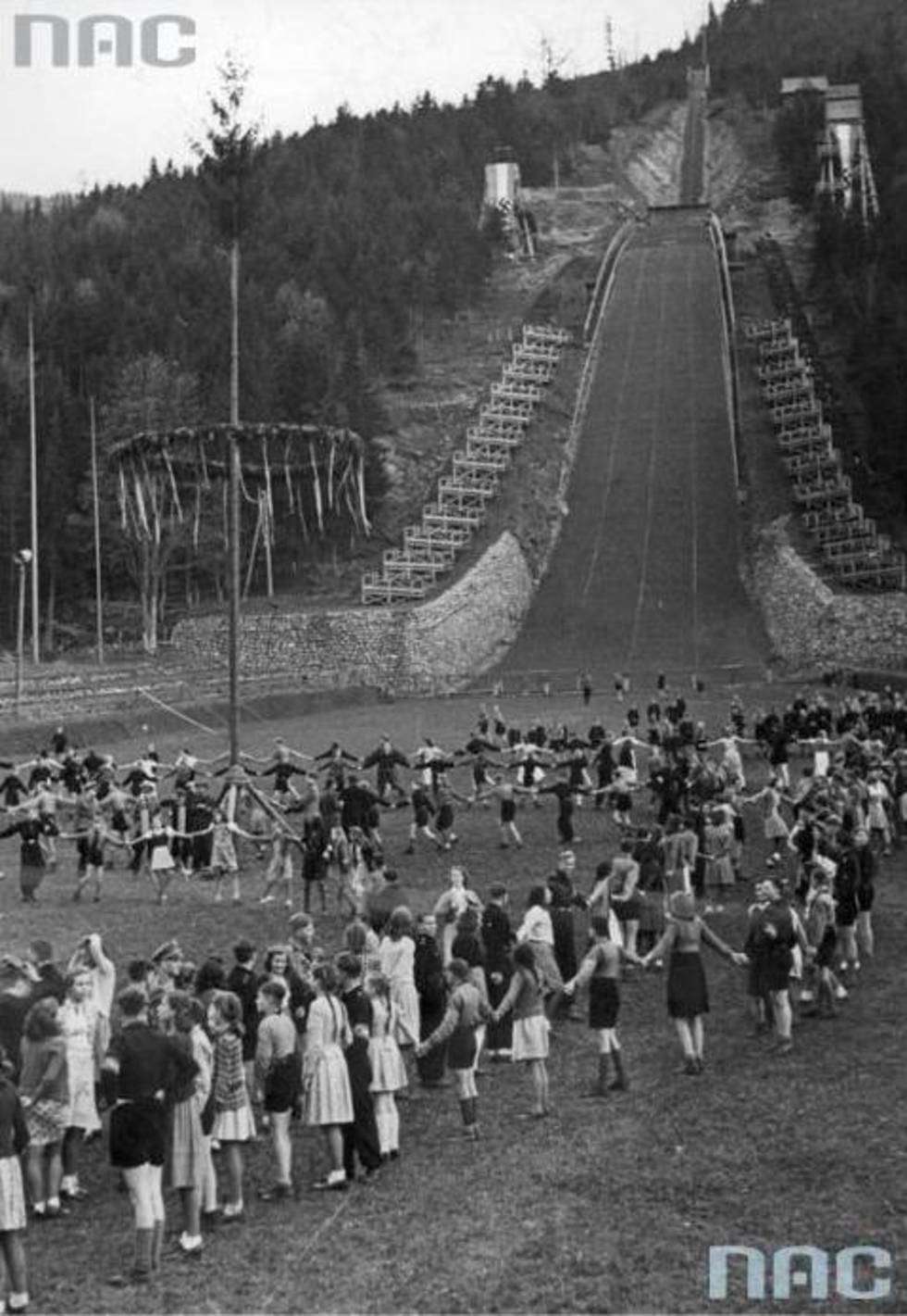  Obchody święta wiosny przez Hitlerjugend w Zakopanem. Widoczna młodzież z Hitlerjugend tańcząca pod Wielką Krokwią w maju 1944 roku.
