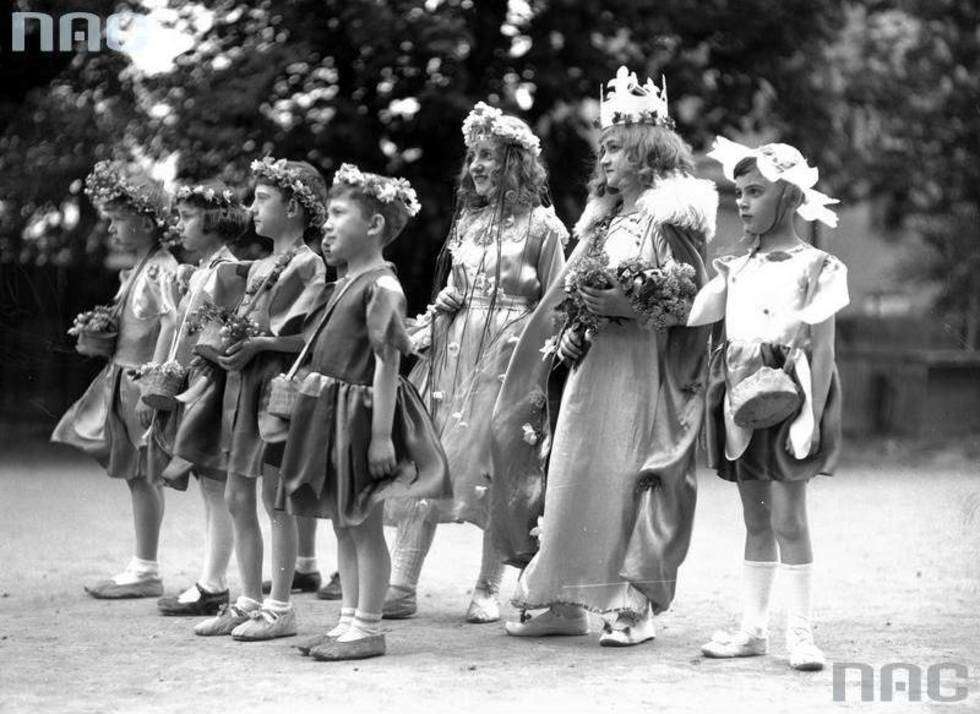  Pochód dzieci z okazji szkolnego Święta Wiosny zorganizowany przez VI Koło Towarzystwa Szkoły Ludowej w Krakowie. Zdjęcie zrobiono 3 maja w 1934 roku.
