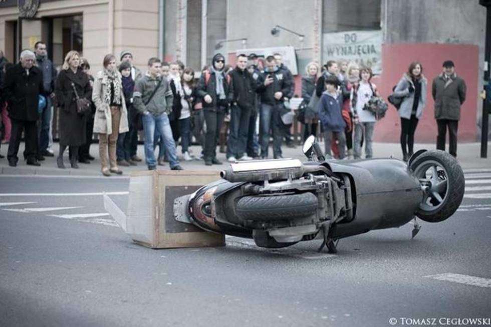  Wypadek na Lipowej: Zderzenie mazdy ze skuterem (zdjęcie 5) - Autor: Tomasz Cegłowski
