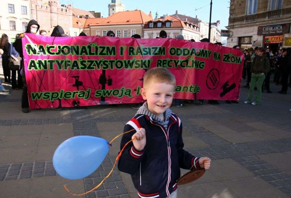 Demonstracji zebrali się przed lubelskim ratuszem w centrum miasta. Trzymali transparenty z napisami: "Nacjonalizm i rasizm na złom. Antyfaszystowski recykling", "Stop rasizmowi" "Każdy inny, wszyscy równi" "Kolorowe znaczy zdrowe" "Lublin miastem fair play". Przechodniom rozdawali ulotki informujące o incydentach rasistowskich, jakie miały miejsce w Lublinie, i nawołujące do sprzeciwu wobec takich zachowań.