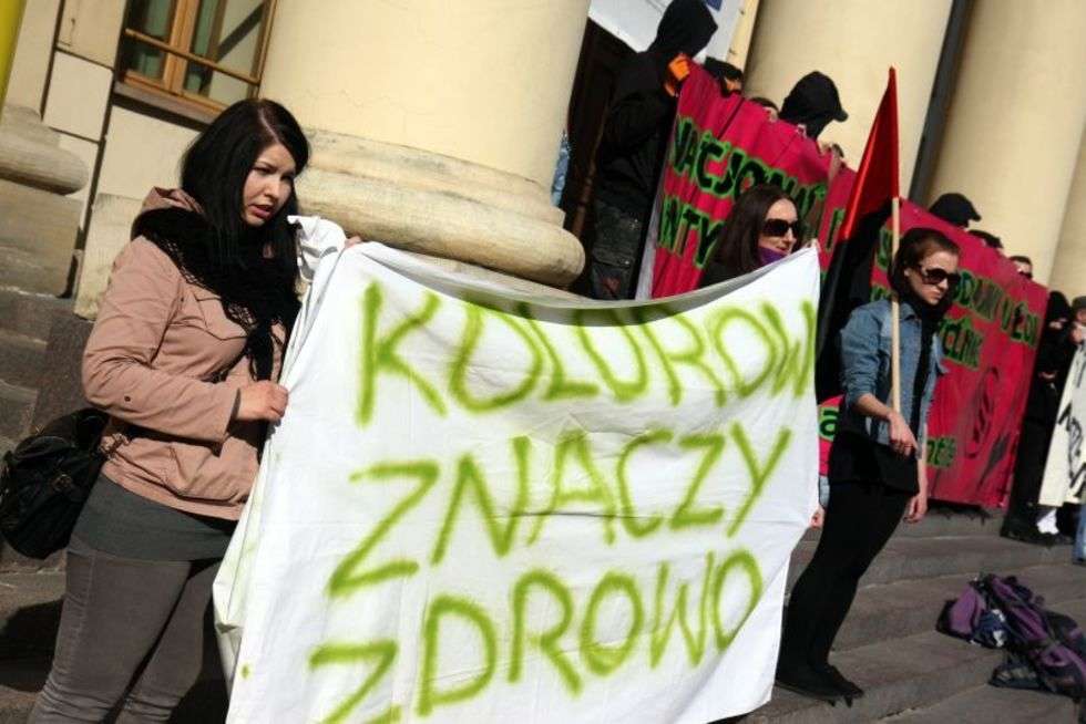  "Chcemy zaprotestować przeciwko dyskryminacji rasowej i ksenofobii. W Lublinie było ostatnio kilka takich incydentów. To bardzo smutne. To zmusiło nas do działania, stąd ta demonstracja" - powiedział Kamil Raczyński z lubelskiej grupy Amnesty International.