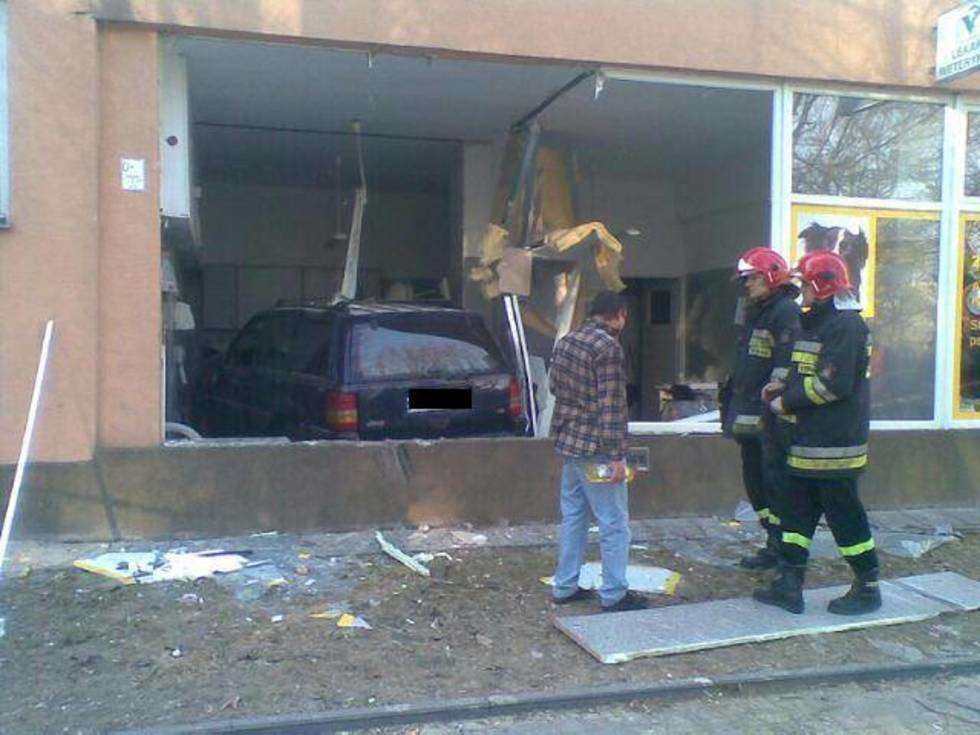  Balcera: Kierowca jeepa wjechał do budynku (zdjęcie 3) - Autor: Hubert Głos / Fotonews