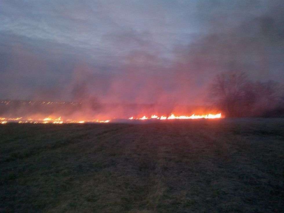  Pożar na polach w okolicy ulicy Dożynkowej i Goździkowej. Godzina kolo 19. Ogień gasił jeden zastęp straży pożarnej.