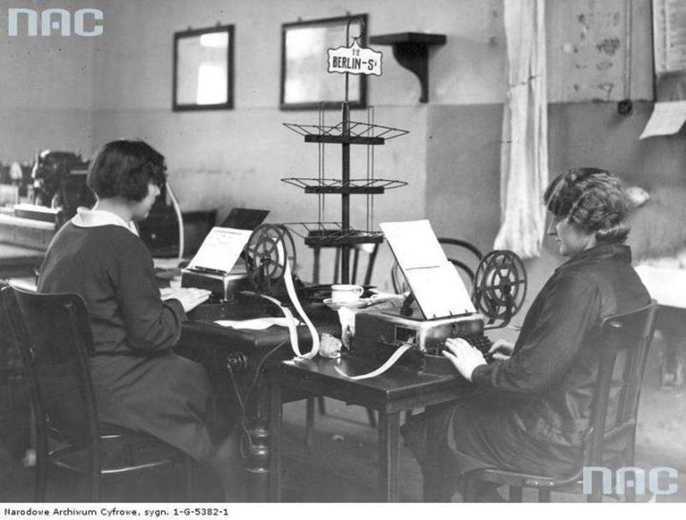  Pracownice urzędu pocztowego w Warszawie obsługujące aparat Siemensa przeznaczony do nadawania telegramów, 1929.
