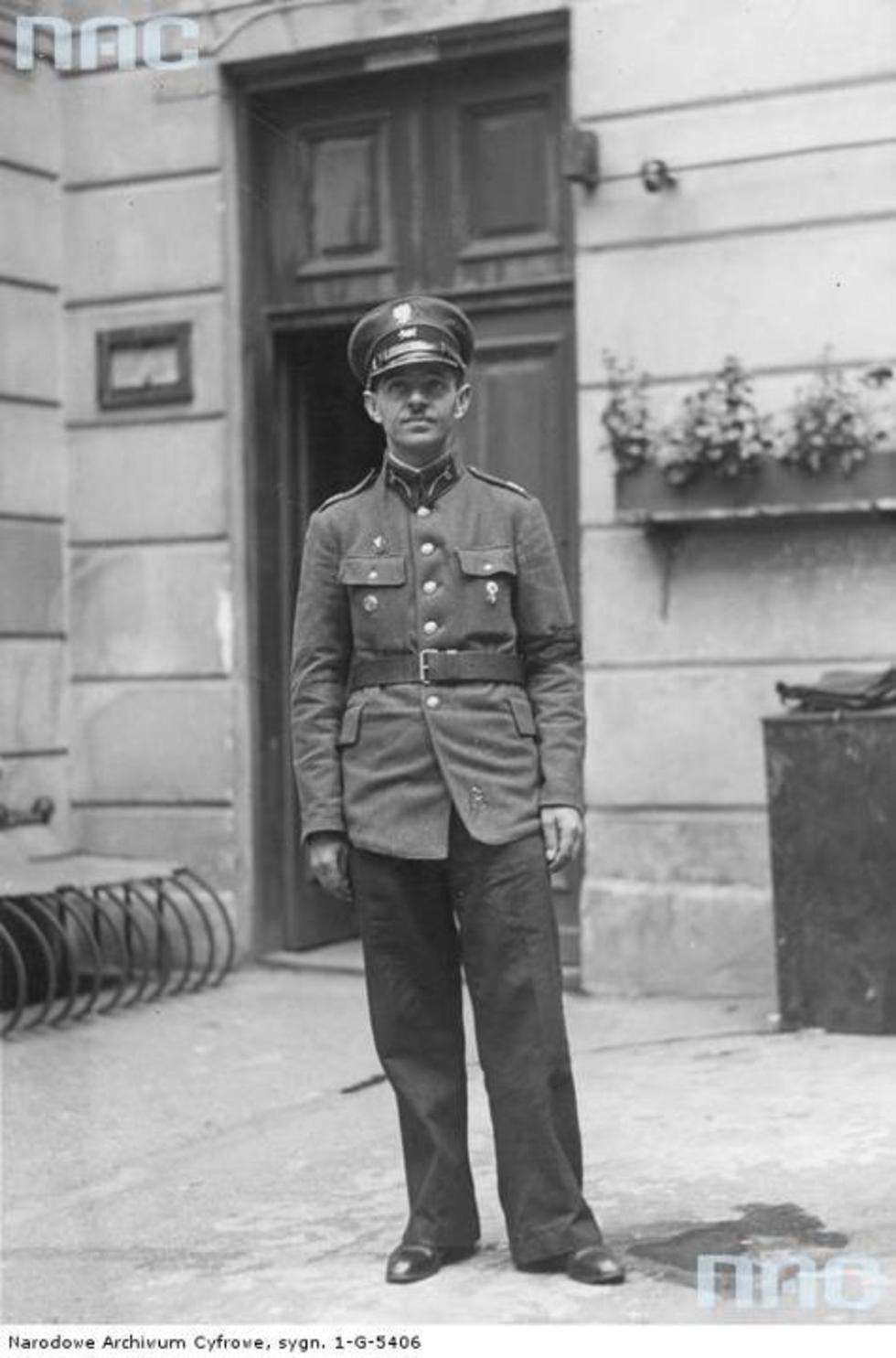  Listonosz w nowym mundurze, 1935.