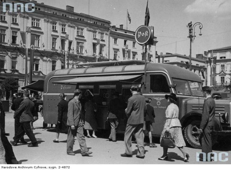  Autobus pocztowy na ulicy Krakowa. Data wydarzenia: 1941-08 
