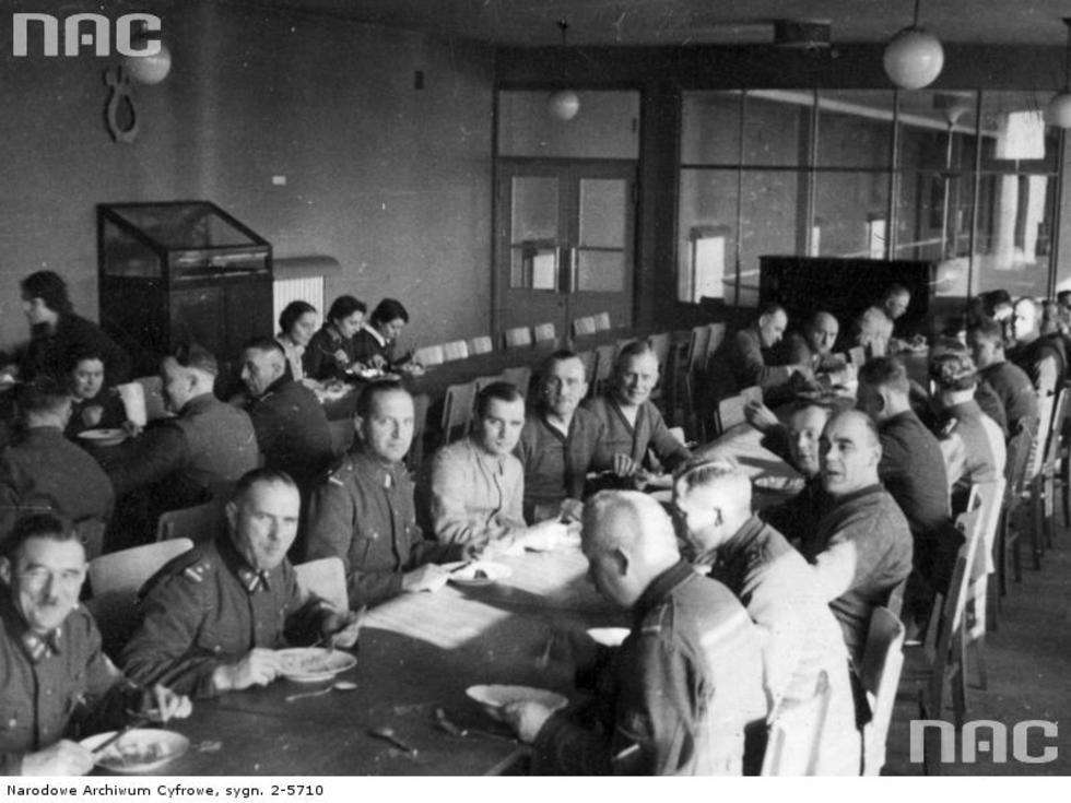  Dom Niemieckiej Poczty Wschód - widok wewnętrzny. Urzędnicy podczas posiłku w jadalni w kwietniu 1940 r. 