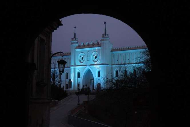 W poniedziałek wieczorem Zamek Lubelski był podświetlony na niebiesko