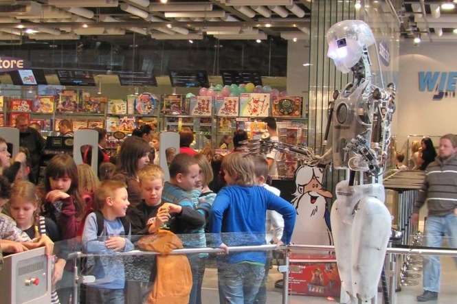 Robot witający gości. Można nim sterować za pomocą joysticka, z czego dzieci skrzętnie korzystają.