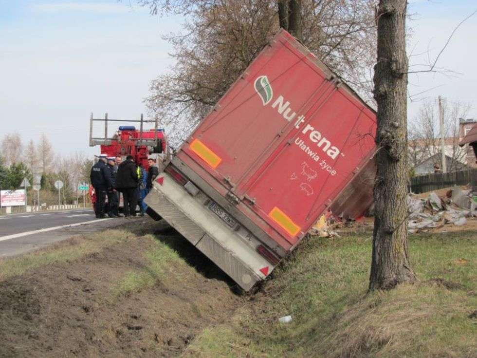  Wypadek w Firleju (zdjęcia) (zdjęcie 16) - Autor: Fotonews / MM Lublin