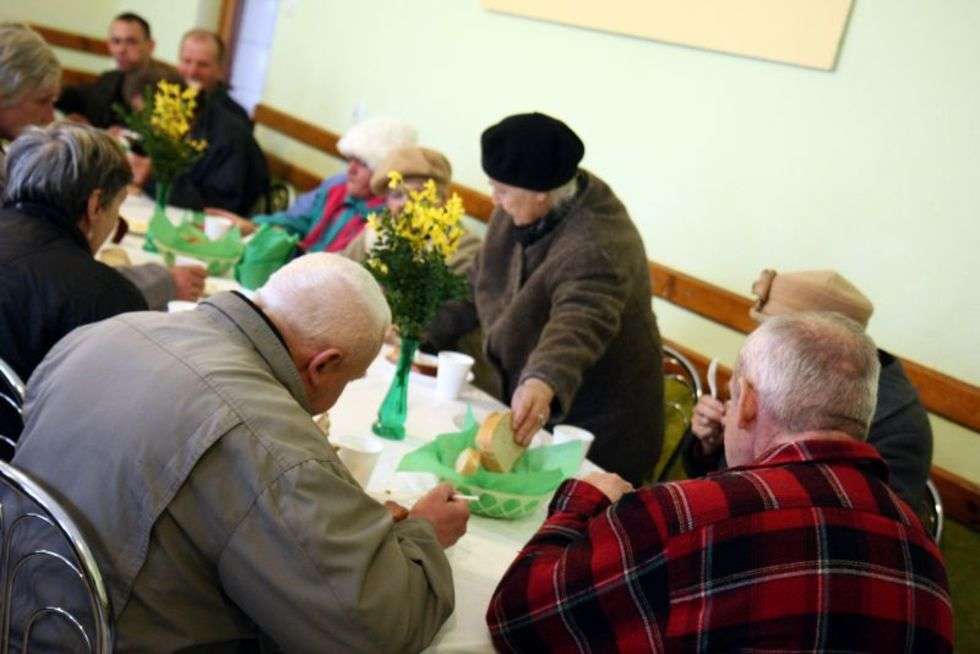  Śniadanie Wielkanocne dla bezdomnych (zdjęcie 5) - Autor: Jacek Świerczyński