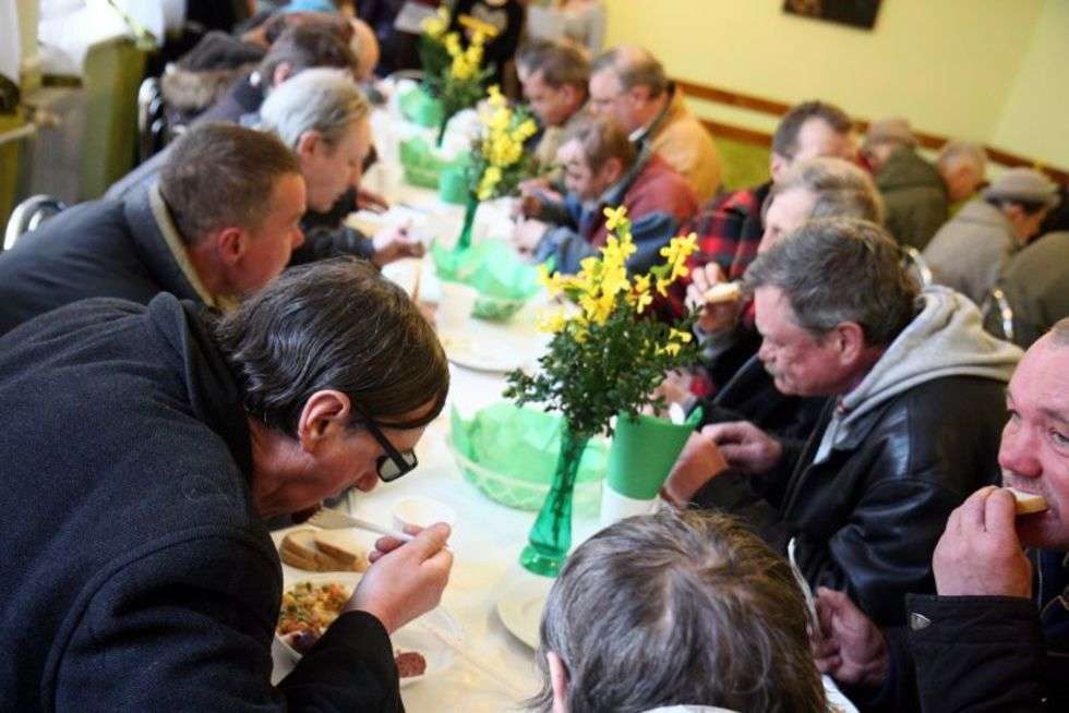  Śniadanie Wielkanocne dla bezdomnych (zdjęcie 7) - Autor: Jacek Świerczyński