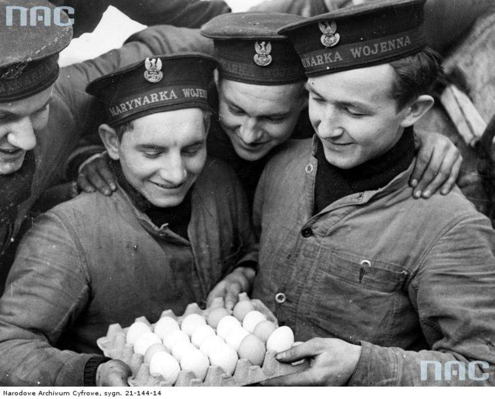  <p>Marynarze trzymają wytłaczankę z jajkami podczas służby na polskim okręcie wojennym. Data wydarzenia: 1940 - 1944</p>