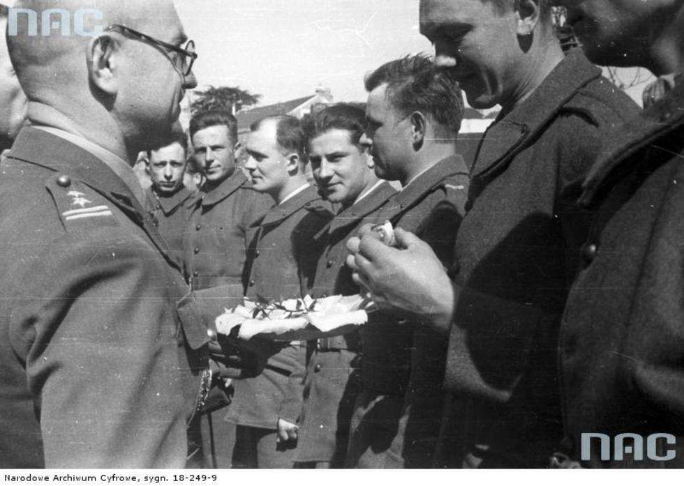  <p>Dzielenie się jajkiem w oddziale w trakcie obchod&oacute;w Wielkanocy w Wojsku Polskim we Francji. Data wydarzenia: 1940-03</p>