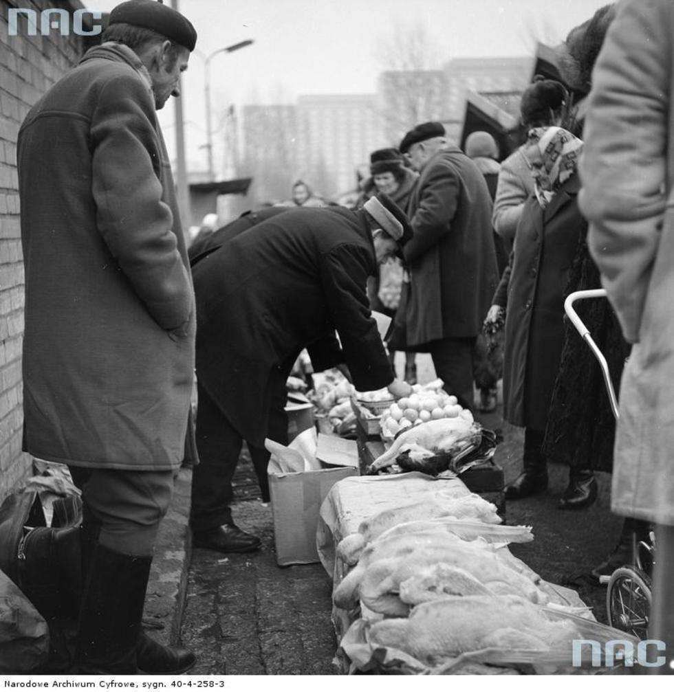  <p>Handel drobiem i jajkami pod murem Hali Mirowskej. Widoczni handlarze i klienci. Data wydarzenia: 1972-12-17</p>