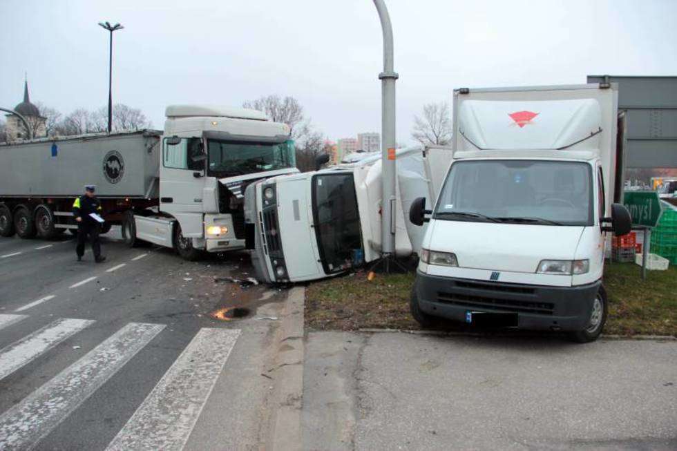  Wypadek na rondzie przy Zamku (zdjęcie 2) - Autor: Jakub Markiewicz