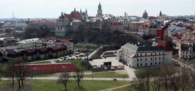 – Taras widokowy otworzymy w lecie – zapowiada Ryszard Kuźniar, zastępca dyrektora muzeum.<br><br>Latem na zamku pojawi się też kawiarnia. Na razie muzeum ogłosiło konkurs na jej nazwę.<br><br> – Chodzi o coś, co kojarzy się z tym miejscem. Zapewniamy nagrodę – zachęca Nasalski (kontakt do muzeum: tel. 81 532 50 01 do 03 oraz e-mail: dyrektor@zamek-lublin.pl). <br><br>Zwiedzający skorzystają też z kiosków multimedialnych oraz indywidualnych przewodników audio. Planowane są też nowe wystawy, m. in. historia więzienia na zamku. <br><br>Nową aranżację zyskają wystawy stałe: złotnictwa, archeologiczna (w sali wystawowej pojawi się 20 monitorów, w tym 10 interaktywnych) i etnograficzna. 