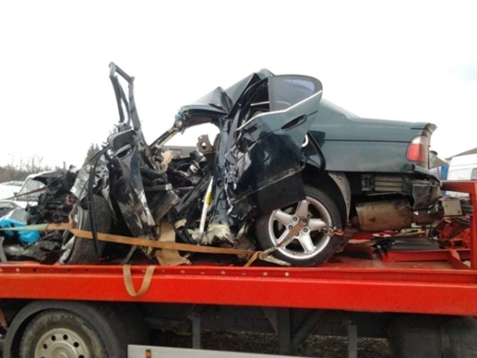  Jak informuje policja około godziny 2:40 na ul. Lwowskiej kierujący BMW zjechał na zakręcie na przeciwny pas i zderzył się czołowo z cysterną marki volvo przewożącą paliwo.<br /><br />Zginął kierowca BMW 43-letni Cezary K. i jego 29-letni pasażer Grzegorz K. Do szpitala trafił kierowca ciężarówki, ale nie odniósł poważniejszych obrażeń.<br /><br />Na ul. Lwowskiej (ciąg drogi krajowej nr 17) zakończyło się już przepompowywanie paliwa z cysterny. Droga jest w tej chwili przejezdna