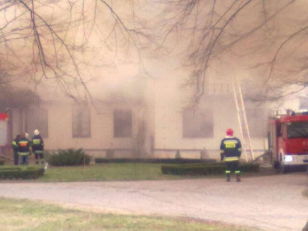  Pożar zabytkowego dworku w Leścach (zdjęcie 5) - Autor: Hubert Bieniek
