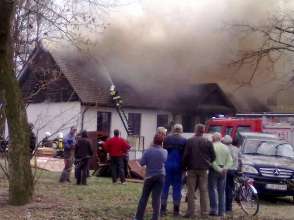  Pożar zabytkowego dworku w Leścach (zdjęcie 6) - Autor: Hubert Bieniek
