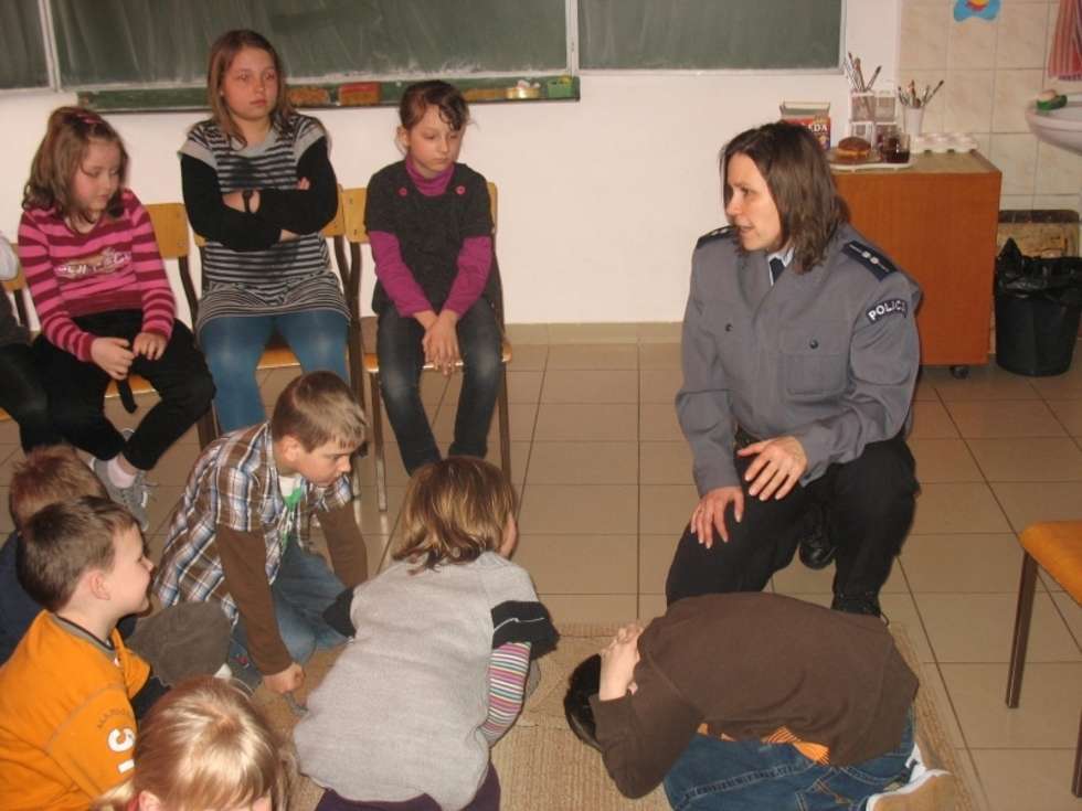  Policjanci z Opola Lubelskiego w szkole w Zakrzowie (zdjęcie 2) - Autor: KPP Opole Lubelskie