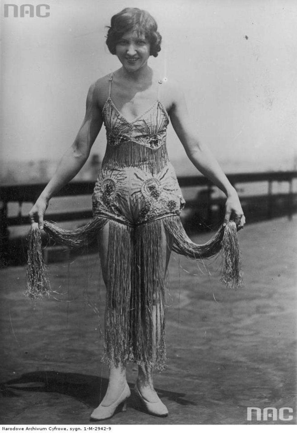  Kobieta w haftowanym stroju kąpielowym z frędzlami.