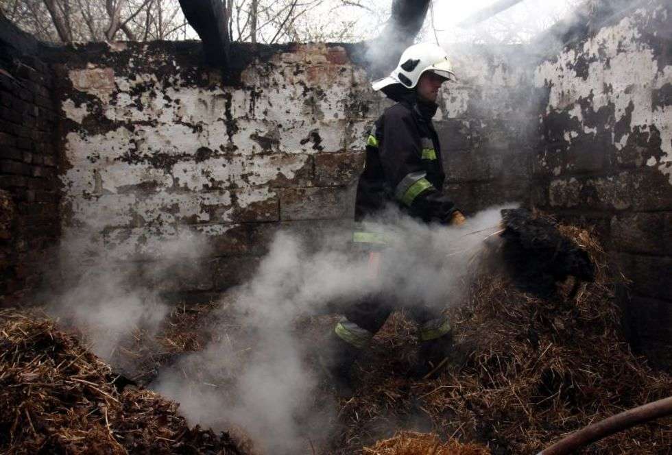  Sadurki: dogaszanie pożaru po podpalaczu (zdjęcie 1) - Autor: Jacek Świerczyński